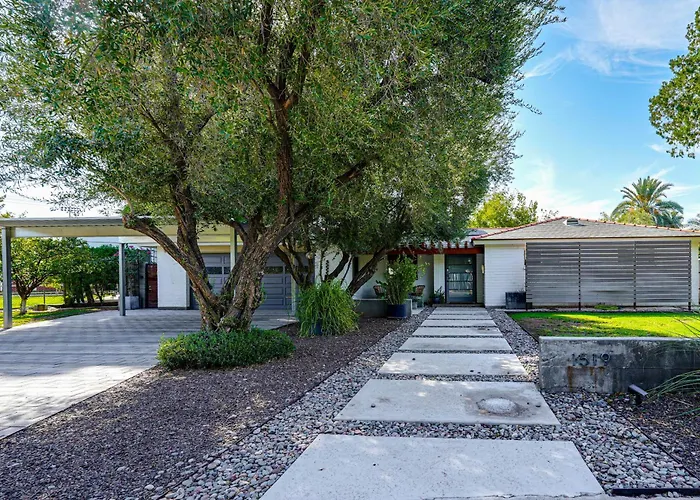 Holiday home 1 Mi To Dtwn & Mill Avenue! W/ Outdoor Oasis
